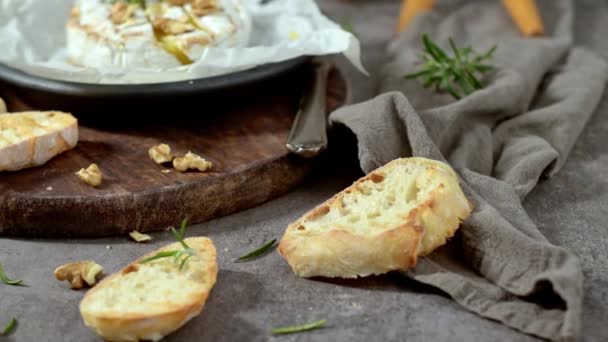 Rodzaj Sera Brie Ser Camembert Świeżo Krojony Ser Brie Drewnianej — Wideo stockowe