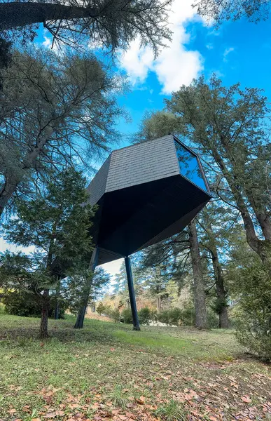 Bornes de Aguiar, Portekiz - 21 Kasım 2023: Parque Termal de Pedras Salgadas 'daki ağaç ev.