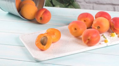 Lezzetli olgun kayısı meyve ahşap arka plan üzerinde kapat.