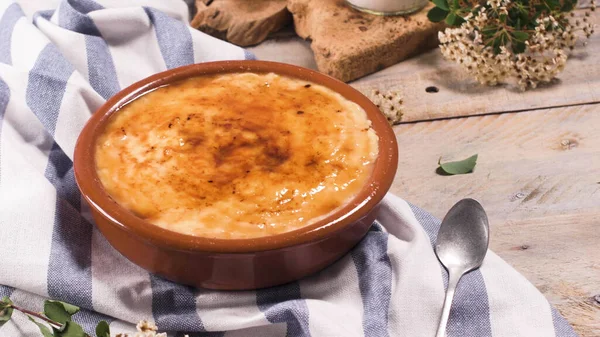 Leit kreması, Portekiz çölü creme brulee, creme brulee ve creme brulee 'ye benzer..