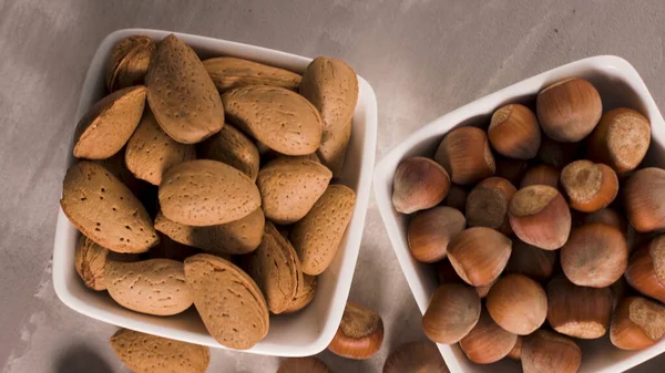 Superfoods ile kopya alanı gri bir arka plan üzerinde. Fındık, fasulye, yeşil ve tohumlar. Sağlıklı vegan gıda.