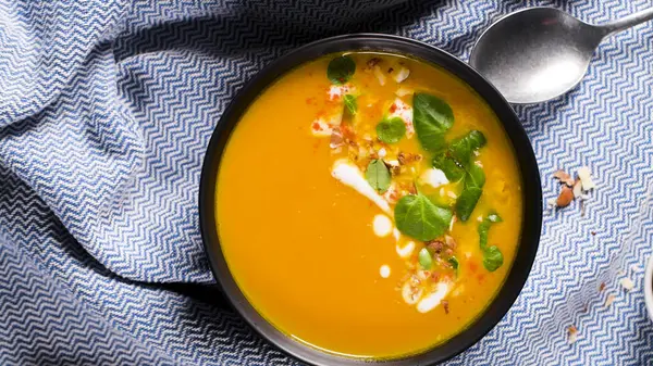 Krem ve organik kabak çekirdeği ile sağlıklı balkabağı çorbası.