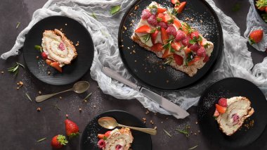 Kremalı kremalı pasta, ahududu. Roulade, seramik tabakta servis edilen yaz tatlısı..