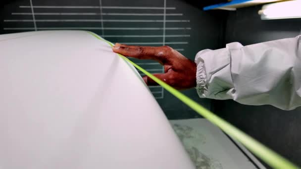 Fabrication Planches Surf Shaper Travaillant Sur Les Détails Carte Concept — Video
