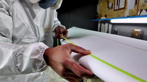 Fabricação Pranchas Surf Shaper Trabalhando Detalhes Bordo Conceito Manufatura Industrial — Vídeo de Stock