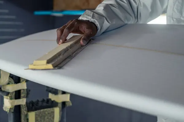 Fabricación Tablas Surf Shaper Trabajando Los Detalles Tabla Concepto Fabricación — Foto de Stock