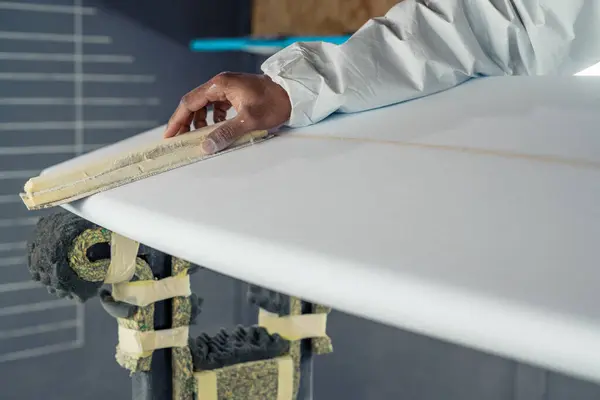 Produkcja Desek Surfingowych Shaper Pracuje Nad Szczegółami Pokładowymi Pojęcie Produkcji — Zdjęcie stockowe