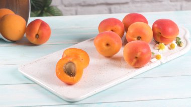 Lezzetli olgun kayısı meyve ahşap arka plan üzerinde kapat.