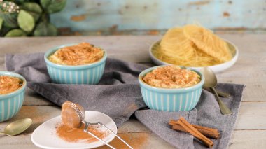 Aletria klasik bir Portekiz vermicelli pudingidir ve bu geleneksel olarak Noel zamanı servis edilir. Bu Portekiz 'in en sevdiği pudinglerden biri..