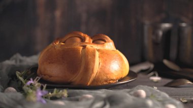 Tahta masanın üstünde yumurta olan Paskalya folar..