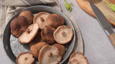 Balkabağı çorbası hazırlarken sonbahar sebzeleri mutfak atölyesinde hazırlanır..