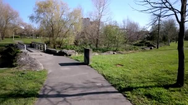 Пешеходный Мост Через Небольшой Водопад Реке Кастер Городском Парке Овар — стоковое видео