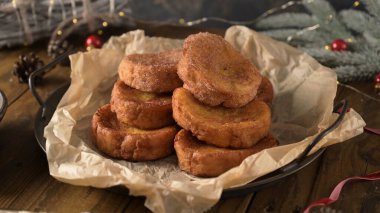 Geleneksel Portekiz Noel Tavşanları. Mutfak tezgahında İspanyol Torrijaları.