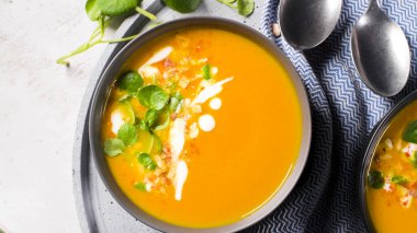 Krem ve organik kabak çekirdeği ile sağlıklı balkabağı çorbası.