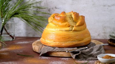 Mutfak tezgahında sis var. Fogaca, Santa Maria da Feira, Aveiro, Portekiz 'den geleneksel bir pastadır..