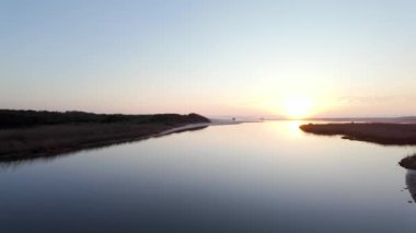 Suyun üzerindeki ahşap köprüden görüntü. Esmoriz, Ovar 'da gün batımı ışığı - Portekiz.