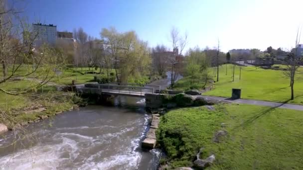 Voetgangersbrug Kleine Waterval Caster Rivier Bij Stadspark Ovar Portugal — Stockvideo