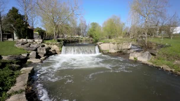 奥瓦尔市公园卡斯特河上的瀑布 — 图库视频影像