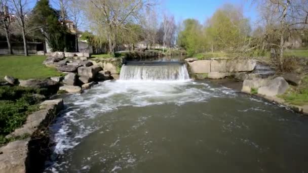 Водопад Реке Кастер Городском Парке Овар — стоковое видео