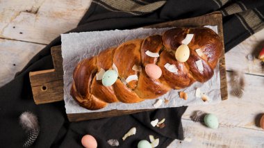 Portekiz geleneksel paskalya pastası. Paskalya masasında yumurtalı folar. Çiçekli laleler, renkli boyanmış yumurtalar ve tüyler.