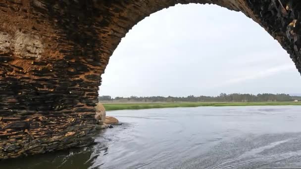 Hydrofoil Jezdec Klouzající Vodě Prknem Jednom Kanálů Ria Aveiro Portugalsku — Stock video