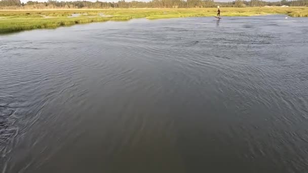 Hydrofoil Rijder Glijdt Het Water Met Zijn Board Een Van — Stockvideo