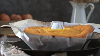 Portekiz sünger keki pişirmede kullanılan tipik kağıda sarılmış..