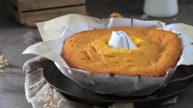 Portekiz sünger keki pişirmede kullanılan tipik kağıda sarılmış..