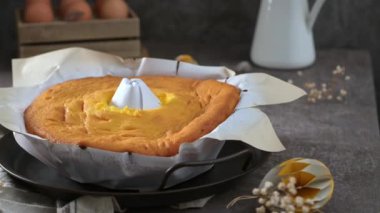 Portekiz sünger keki pişirmede kullanılan tipik kağıda sarılmış..