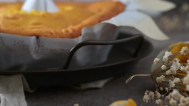 Portekiz sünger keki pişirmede kullanılan tipik kağıda sarılmış..