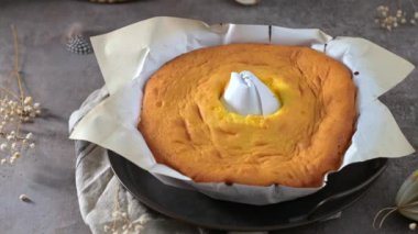 Portekiz sünger keki pişirmede kullanılan tipik kağıda sarılmış..