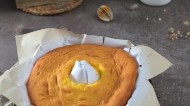 Portekiz sünger keki pişirmede kullanılan tipik kağıda sarılmış..