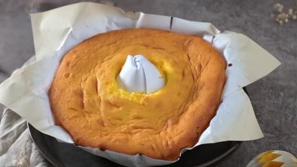 ポルトガルのスポンジケーキはベーキングに使用される典型的なペーパーで包まれました — ストック動画