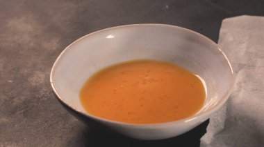 Mutfak tezgahında yumurta sarısı olan bir kase..