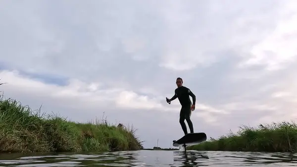 Hydrofoil Rijder Glijdt Het Water Met Zijn Board Een Van — Stockfoto