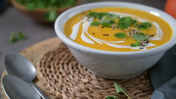 Deilig Hjemmelaget Kremet Gresskar Suppe Med Krem Med Sesamfrø Akryl stockbilde