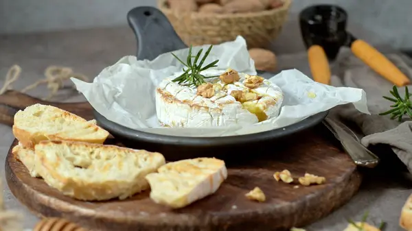 치즈의 Brie 캠버트 치즈요 견과류 잎이있는 쟁반에 신선한 이탈리아 프랑스 로열티 프리 스톡 이미지