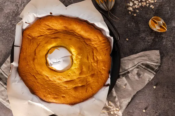 Prăjitură Burete Portugheză Înfășurată Hârtia Tipică Folosită Coacere fotografii de stoc fără drepturi de autor