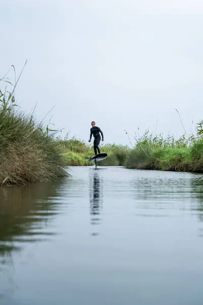Hydrofoil Rijder Glijdt Het Water Met Zijn Board Een Van Stockfoto