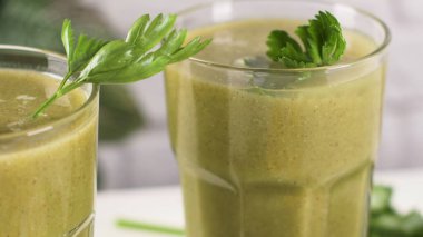 Gözlük yeşil sebze güler yüzlü. Yeşil sebze güler yüzlü ve malzemeler: kivi, limon ve otlar.