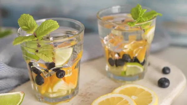 Sommerfriske Cocktailer Sitrusholdig Vann Limonade Eller Mojitos Med Limesitron Oransje – stockfoto