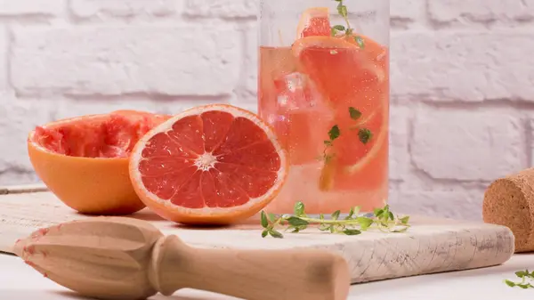 Gesundes Sommergetränk Grapefruitlimonade Mit Thymian Gläsern Mit Eis Auf Einer lizenzfreie Stockbilder