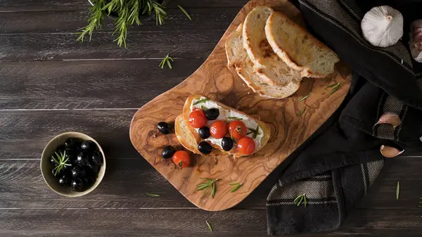 Fersk Bruschetta Med Smøreost Svarte Oliven Kirsebærtomater – stockfoto
