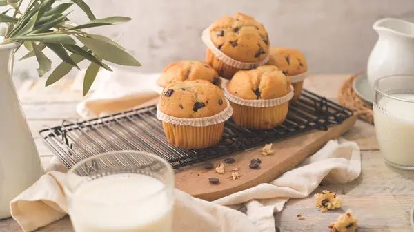 Chocolate Chip Muffins Milk Served Glass Cups White Kitchen Countertop lizenzfreie Stockfotos