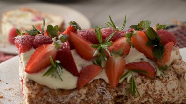 Kremalı kremalı pasta, ahududu. Roulade, seramik tabakta servis edilen yaz tatlısı..