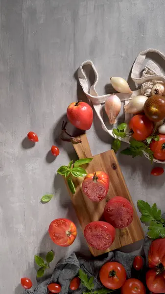Stort Udvalg Tomater Rustik Køkkenbordet Tilberedning Tomatsauce Stock-billede
