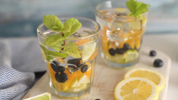 Kesällä Terveellisiä Cocktaileja Sitrushedelmistä Infusoiduista Vesistä Limonadeista Tai Mojitoista Limettisitruunamustikoilla — kuvapankkivalokuva