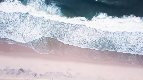 Flygfoto Över Havets Vågor Kraschar Stranden Drone Film Stockbild