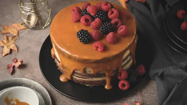 블랙베리와 라즈베리를 곁들인 맛있는 캐러멜 케이크 로열티 프리 스톡 사진