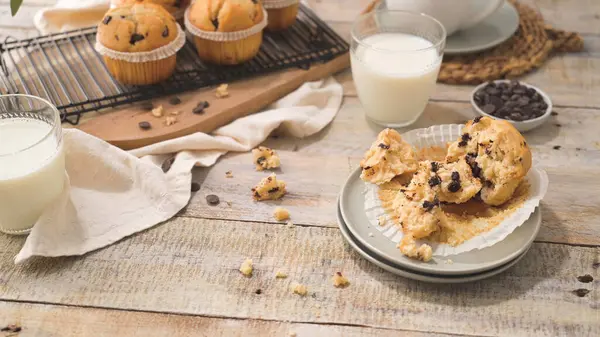 Chocolate Chip Muffins Milk Served Glass Cups White Kitchen Countertop Stockbild